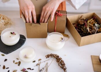 Persona preparando pedidos artesanales para vender en Etsy desde España en su taller