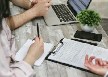 Pareja revisando las coberturas de un seguro de vida con un asesor