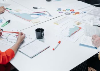 Documentos y calculadora sobre una mesa para revisar si se heredan las deudas de una herencia