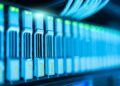 Equipos informáticos en rack dedicados a la minería de Bitcoin en un centro de datos