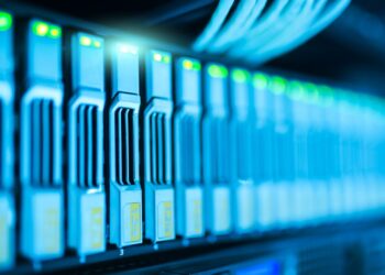 Equipos informáticos en rack dedicados a la minería de Bitcoin en un centro de datos