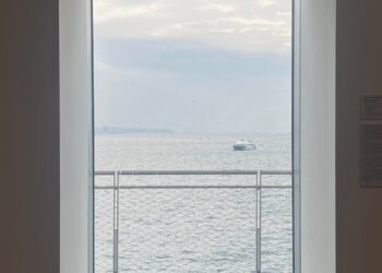 Apartamento con balcón y vistas al mar preparado para alquiler vacacional