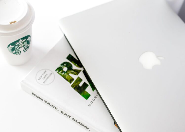 Escritorio con portátil y café para escribir una newsletter de pago