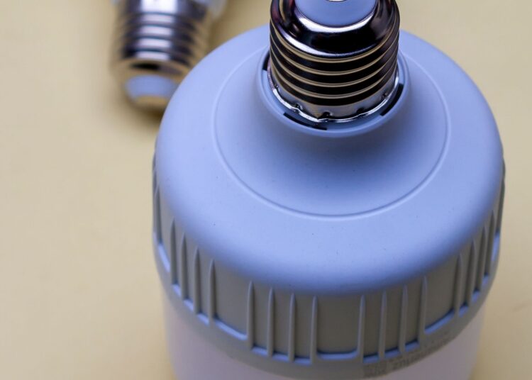 Bombillas LED sobre fondo neutro que ilustran cómo reducir la factura de la luz en casa