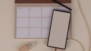 Escritorio con planificador de presupuesto, cuaderno y material de oficina para organizar las finanzas