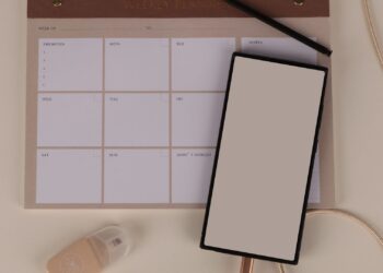 Escritorio con planificador de presupuesto, cuaderno y material de oficina para organizar las finanzas