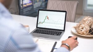 Screener de acciones: qué es y cómo usarlo bien