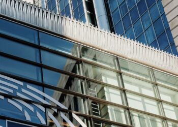 Edificio con bandera de la Unión Europea que ilustra el reglamento MiCA de criptoactivos