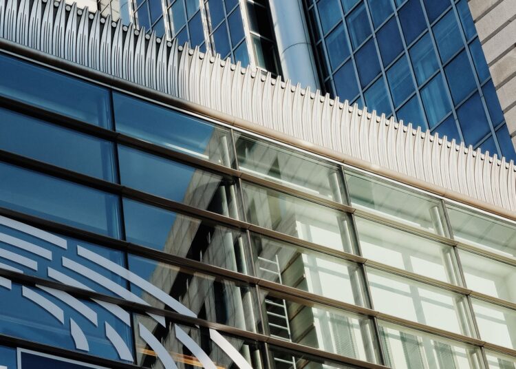Edificio con bandera de la Unión Europea que ilustra el reglamento MiCA de criptoactivos