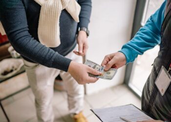 Persona ordenando una transferencia bancaria desde la app del móvil