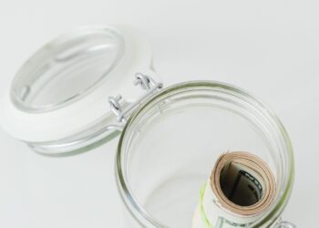 Persona calculando con la regla del 4% el capital necesario para vivir de rentas