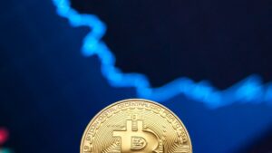 Moneda de bitcoin dorada sobre un gráfico de cotización que ilustra el halving de Bitcoin