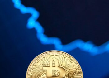 Moneda de bitcoin dorada sobre un gráfico de cotización que ilustra el halving de Bitcoin