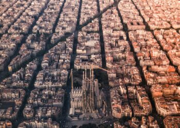 Vista aérea de una gran ciudad española que ilustra el análisis de la burbuja inmobiliaria