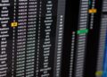 Pantalla con cotizaciones y gráficos que ilustra qué es un CFD y su riesgo