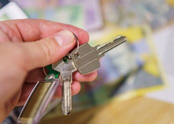 Llaves de una vivienda sobre documentos, imagen del seguro de hogar y sus coberturas