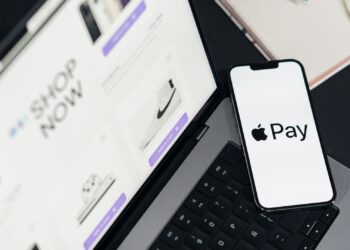 Persona pagando una compra online con el móvil usando comprar ahora, pagar después