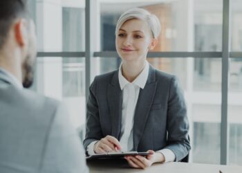 Entrevista de trabajo en una oficina que ilustra la tasa de paro en España