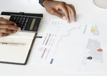 Calculadora y documentos financieros para comparar fondos de acumulación o reparto