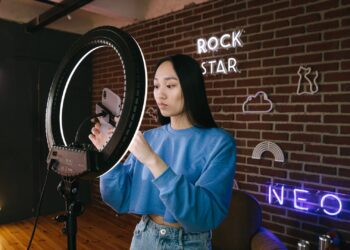Creadora grabando contenido con el móvil y un aro de luz para ganar dinero con Instagram en España