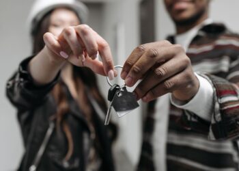 Pareja sostiene las llaves de su vivienda tras vender la nuda propiedad y conservar el usufructo