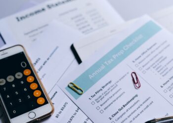 Documentos contables y calculadora sobre una mesa para revisar los tramos del IRPF 2026